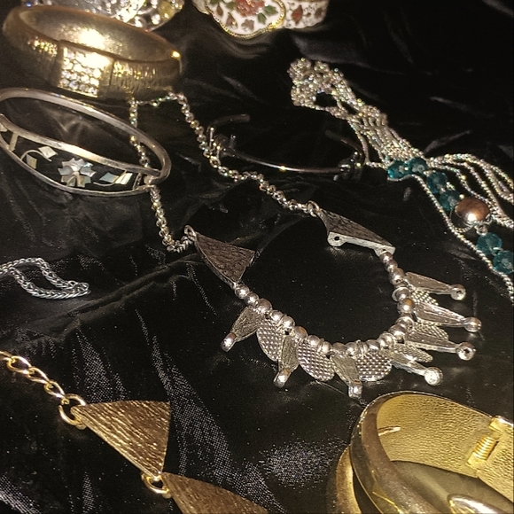 Necklaces and bracelets - Picture 6 of 13